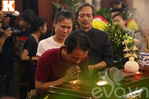 Đám tang NS Hán Văn Tình: Người vợ tần tảo và 2 con nén nỗi đau trong giờ phút vĩnh biệt - 9