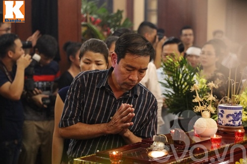 Đám tang NS Hán Văn Tình: Người vợ tần tảo và 2 con nén nỗi đau trong giờ phút vĩnh biệt - 11