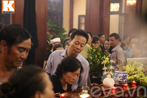 Đám tang NS Hán Văn Tình: Người vợ tần tảo và 2 con nén nỗi đau trong giờ phút vĩnh biệt - 14