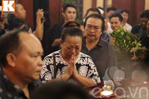 Đám tang NS Hán Văn Tình: Người vợ tần tảo và 2 con nén nỗi đau trong giờ phút vĩnh biệt - 17