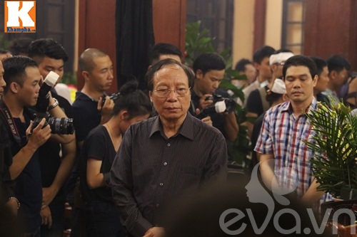 Đám tang NS Hán Văn Tình: Người vợ tần tảo và 2 con nén nỗi đau trong giờ phút vĩnh biệt - 19