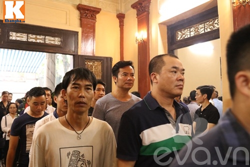 Đám tang NS Hán Văn Tình: Người vợ tần tảo và 2 con nén nỗi đau trong giờ phút vĩnh biệt - 24