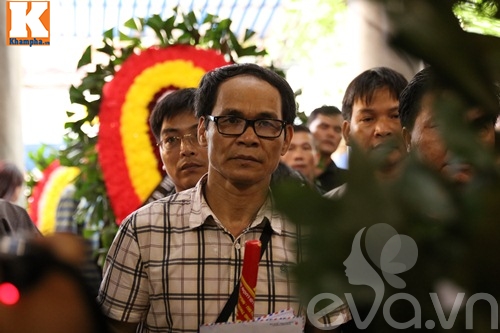 Đám tang NS Hán Văn Tình: Người vợ tần tảo và 2 con nén nỗi đau trong giờ phút vĩnh biệt - 23