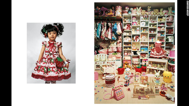 Bức ảnh phòng ngủ của bé Kaya 4 tuổi đang sống cùng bố mẹ trong một căn hộ nhỏ ở Tokyo. Căn phòng tràn ngày đồ chơi và quần áo, đây thực sự là thế giới mà mỗi cô bé đều mong ước.
