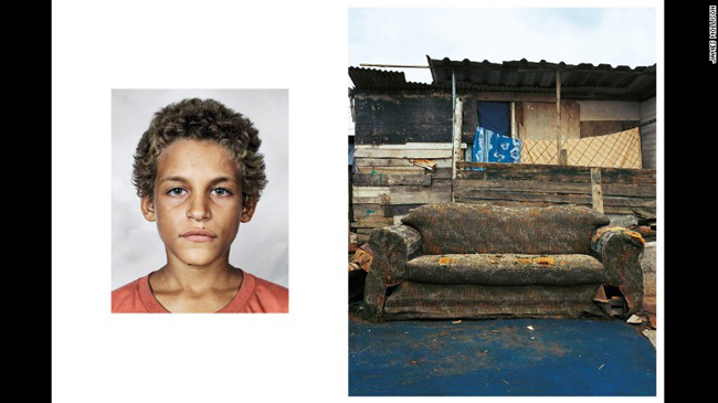 Phòng ngủ của cậu bé Alex, 9 tuổi ở Rio de Janeiro. Đây có lẽ là căn phòng ngủ đơn giản nhất - một chiếc sofa cũ và bẩn đặt ngoài trời.
