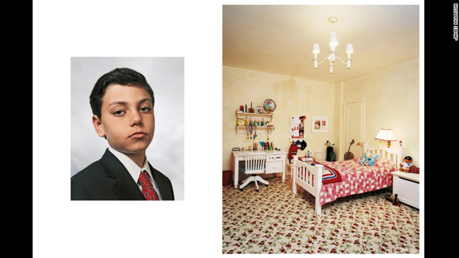 Phòng ngủ của Jaime, 9 tuổi ở New York. Căn phòng có gam màu sáng sang trọng với nội thất trắng thể hiện vẻ trẻ trung.
