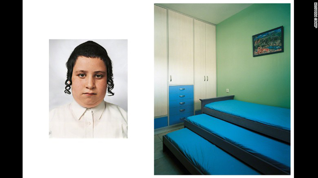 Phòng ngủ của Tzvika, 9 tuổi ở Beitar Illit, Bờ Tây.
