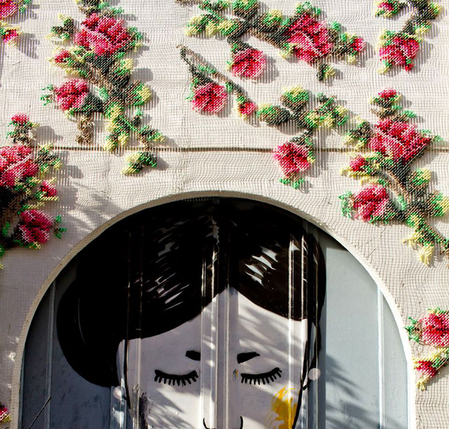 Tranh thêu hình hoa hồng trên cánh cửa độc đáo tô điểm thêm cho phong cách vintage bên ngoài ngôi nhà.
