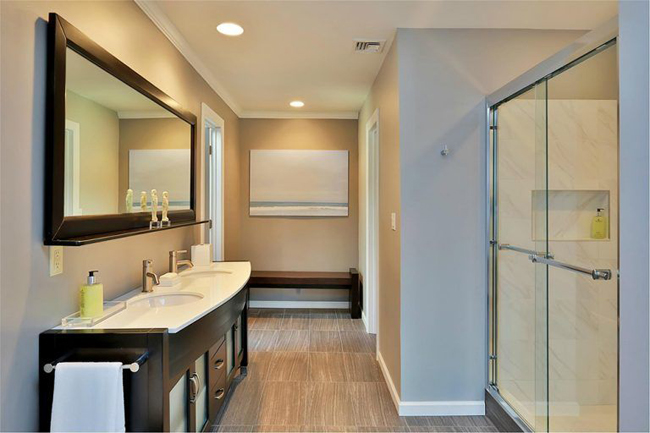 Phòng tắm rộng rãi với gương lớn và bồn tắm đứng tách thành hai khu riêng biệt.
