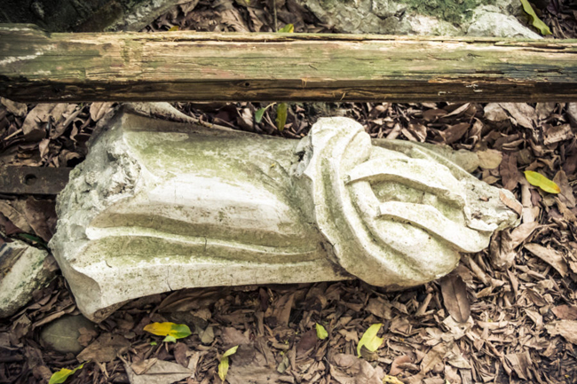 Một bức tượng không đầu bí ẩn bị bỏ lại trong khuôn viên.
