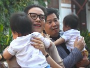 Làng sao - Lần đầu lộ diện 2 con song sinh của Thanh Bùi