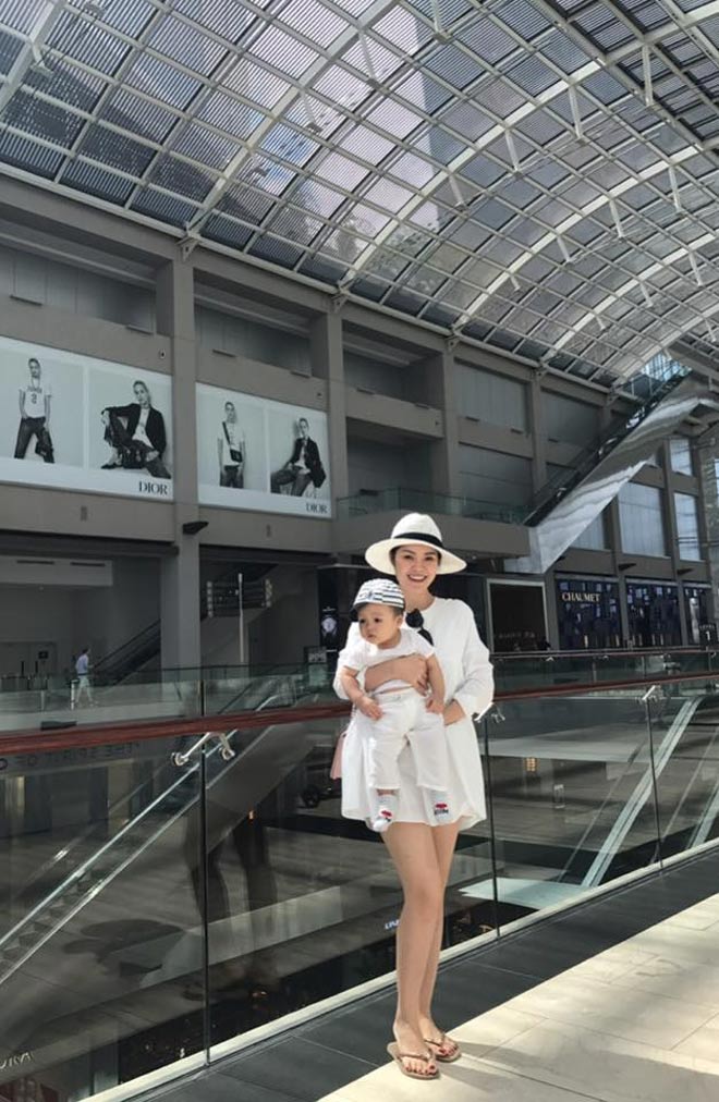 Sao Việt 24h qua: Chị gái Ngọc Trinh amp;#34;khóa môiamp;#34; bạn trai trong bữa tối đầy lãng mạn - 14