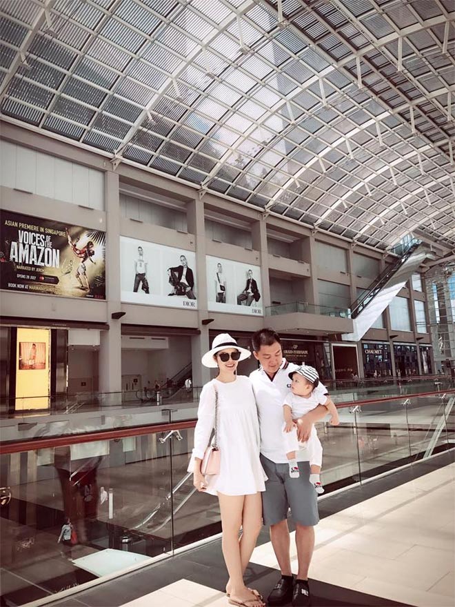 Sao Việt 24h qua: Chị gái Ngọc Trinh amp;#34;khóa môiamp;#34; bạn trai trong bữa tối đầy lãng mạn - 15