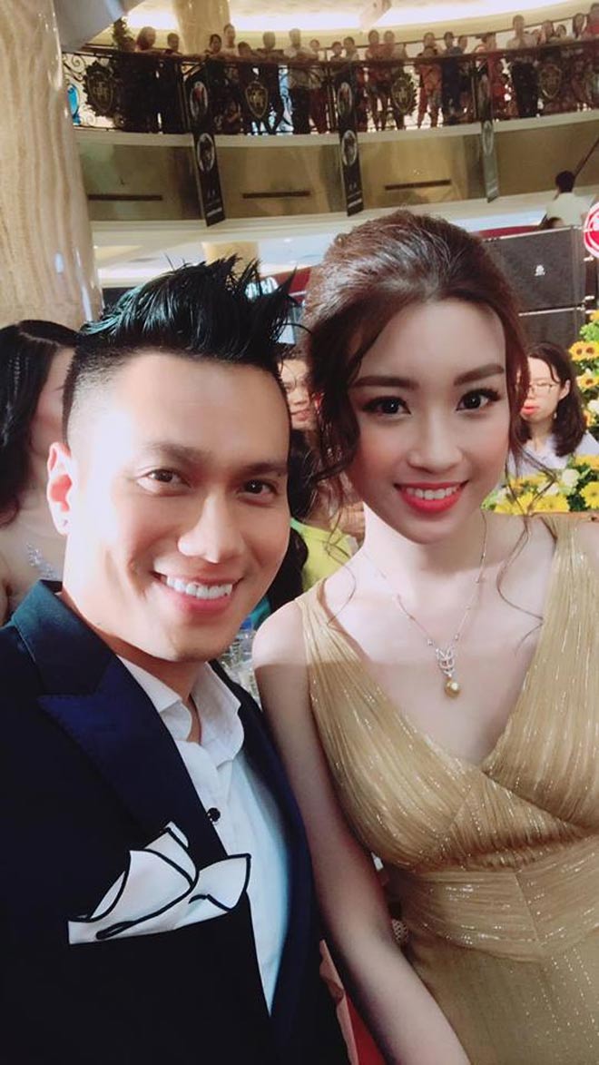 Sao Việt 24h qua: Chị gái Ngọc Trinh amp;#34;khóa môiamp;#34; bạn trai trong bữa tối đầy lãng mạn - 11