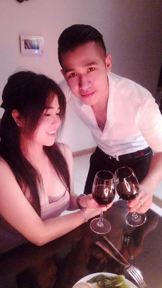 Sao Việt 24h qua: Chị gái Ngọc Trinh amp;#34;khóa môiamp;#34; bạn trai trong bữa tối đầy lãng mạn - 1