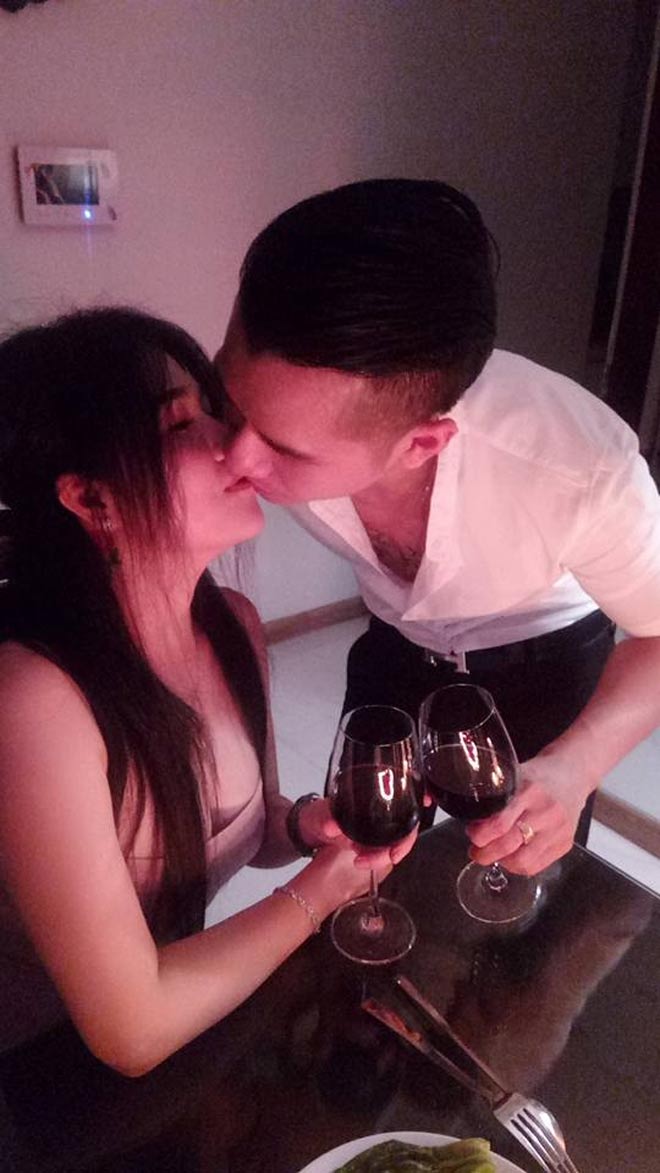 Sao Việt 24h qua: Chị gái Ngọc Trinh amp;#34;khóa môiamp;#34; bạn trai trong bữa tối đầy lãng mạn - 2