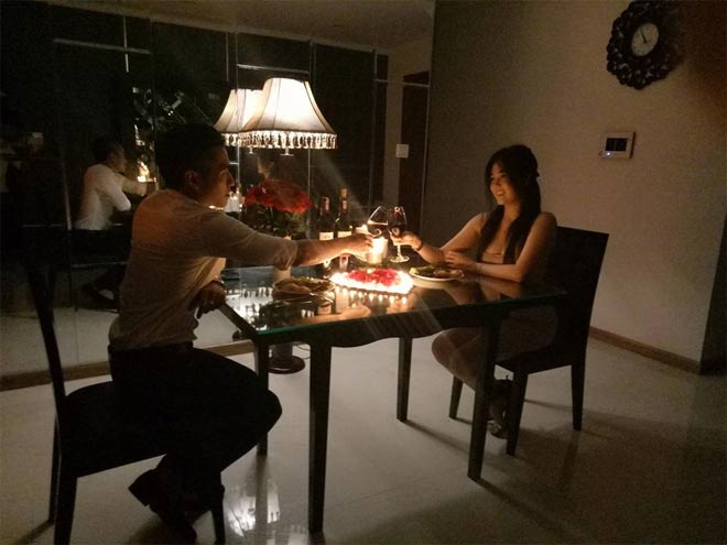 Sao Việt 24h qua: Chị gái Ngọc Trinh amp;#34;khóa môiamp;#34; bạn trai trong bữa tối đầy lãng mạn - 3