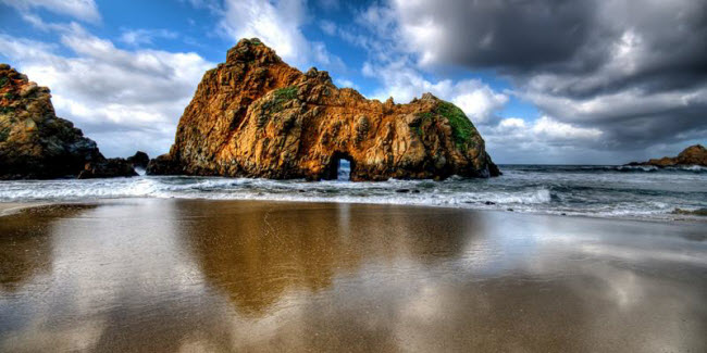 Vẻ đẹp mê hồn của bãi biển Pfeiffer Beach ở bang California, Mỹ.
