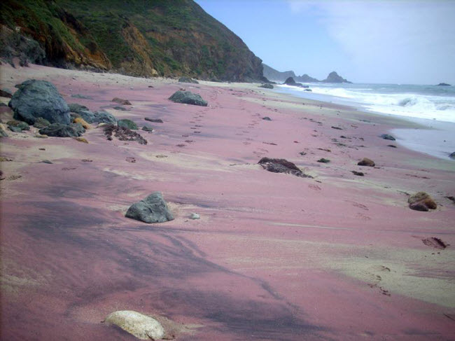 Sự kết hợp của tinh thể đá granit khiến bãi biển này có màu tía kỳ ảo.
