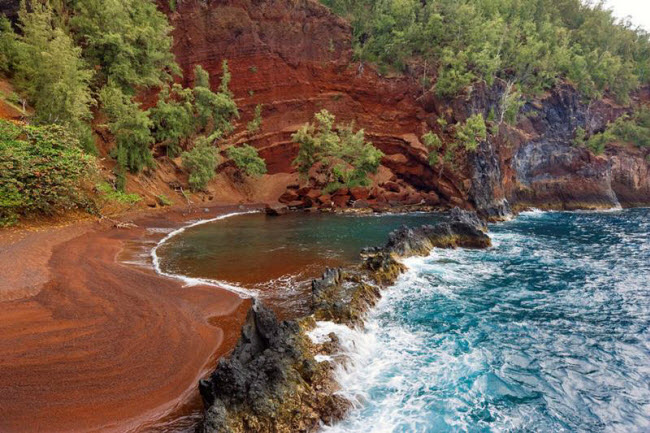 Bãi biển Kaihalulu Beach ở Hawaii có cát màu đỏ.

