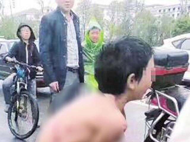 Bé trai 12 tuổi bị bố đánh đập, trói tay, trần truồng chạy theo xe máy dưới mưa