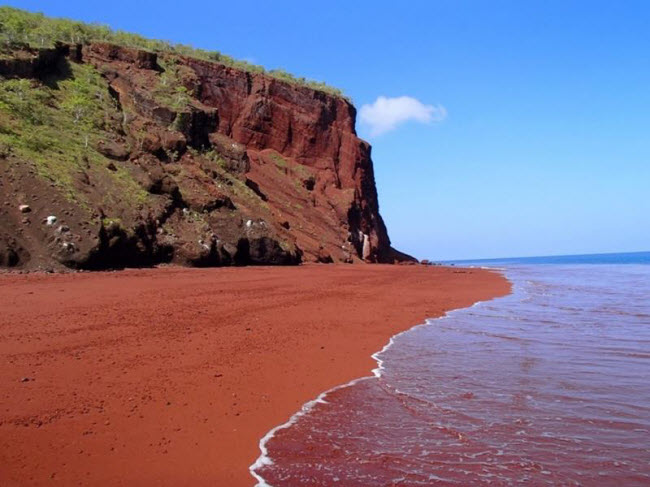 Màu đỏ của bãi biển Kaihalulu Beach được tạo ra bởi sự xói mòn của dung nham núi lửa.
