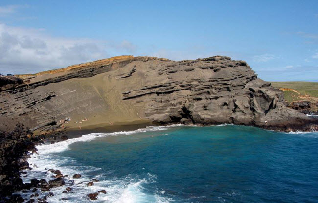 Bãi biển Papakolea Beach ở Hawaii có màu xanh kỳ lạ.

