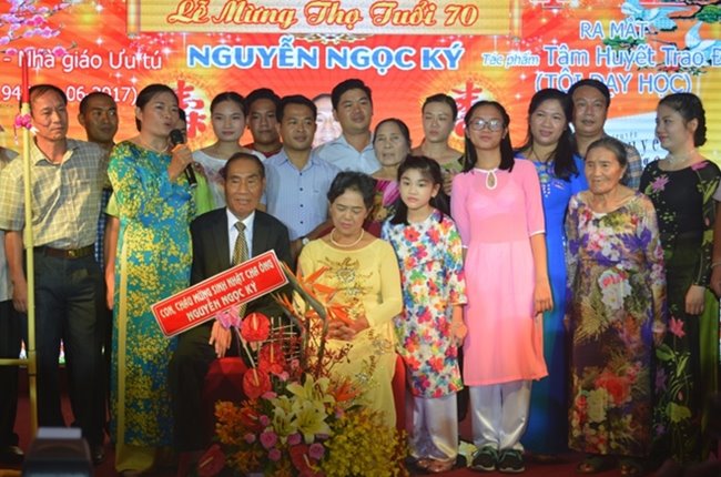 Nhà giáo huyền thoại Nguyễn Ngọc Ký ra mắt amp;#34;Tâm huyết trao đờiamp;#34; trong ngày mừng thọ 70 - 3