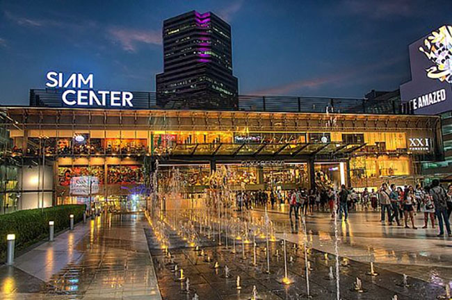 Siam Center

Được mở cửa vào năm 2013, Siam Center chính là một trong các khu mua sắm tốt nhất ở Bangkok. Các gian hàng ở đây có hơn 200 thương hiệu nổi tiếng của Thái Lan lẫn nước ngoài.

Ảnh: tourthailan
