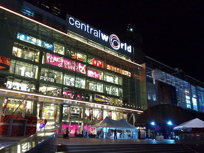 Central World

Central World được coi là một trong những trung tâm mua sắm lớn nhất tại Bangkok, nơi đây có sức chứa lên đến 500 cửa hàng, 100 nhà hàng và các quán cafe, 15 phòng chiếu phim,… và hàng gian hàng nổi tiếng khác!

Ảnh: tttm.biz

