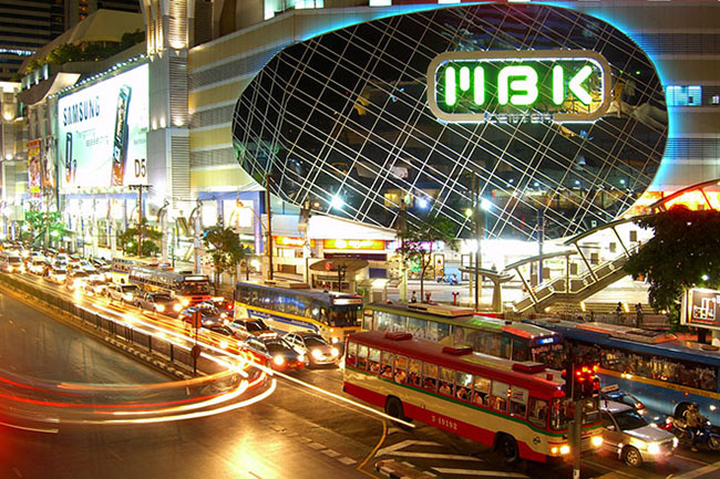 MBK Center

MBK Center là một tòa nhà 8 tầng lớn, là một trong những trung tâm mua sắm lớn và nổi tiếng tại Thái Lan và cũng được coi là một trong những trung tâm mua sắm lớn nhất Châu Á. Nơi đây có khoảng hơn 2.000 cửa hàng và dich vụ, bao gồm 150 điểm ăn uống và nhiều phòng chiếu phim lớn.
