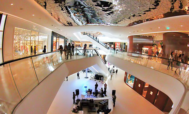 Đây là một trung tâm mua sắm lớn với kiến trúc cực kỳ sang trọng nằm trong trung tâm, thuộc khu bán lẻ của Bangkok.

Ảnh: kpthailan
