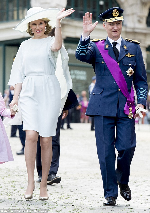 Phản ứng của Hoàng hậu Tây Ban Nha khi bị đụng váy | HomeVN