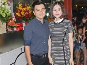 Làng sao - Vân Trang tình tứ bên ông xã điển trai khi đến chúc mừng đồng nghiệp