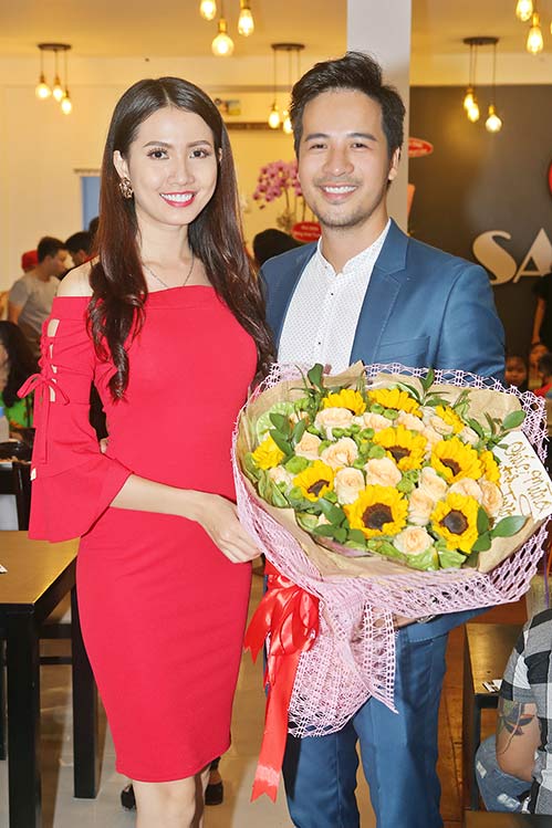 Vân Trang tình tứ bên ông xã điển trai khi đến chúc mừng đồng nghiệp - 10