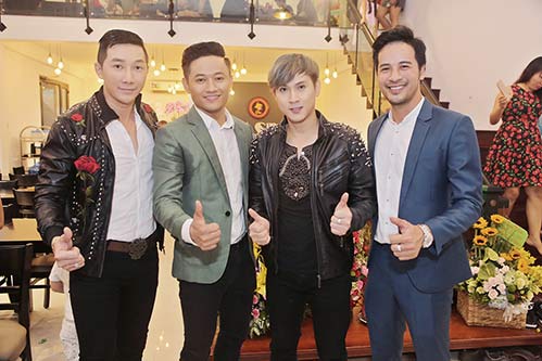 Vân Trang tình tứ bên ông xã điển trai khi đến chúc mừng đồng nghiệp - 15