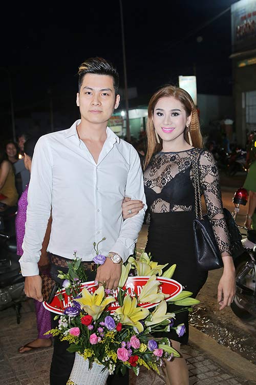 Vân Trang tình tứ bên ông xã điển trai khi đến chúc mừng đồng nghiệp - 8