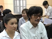 Làng sao - NSƯT Nguyễn Công Ninh yểm trợ tinh thần cho Ngọc Trinh tại Tòa