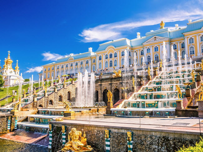 St. Petersburg, Nga: Nếu bia chưa đủ mạnh để bạn quên đi phiền muộn, hãy tới thành phố St. Petersburg nổi tiếng với loại rượu vodka. Thêm nữa, thành phố cũng được bình chọn là địa điểm du lịch hấp dẫn nhất châu Âu năm thứ 2 liên tiếp. Nơi đây nổi tiếng với các cung điện, nhà thờ và lịch sử lâu đời, giúp du khách tạm quên đi chuyện buồn.
