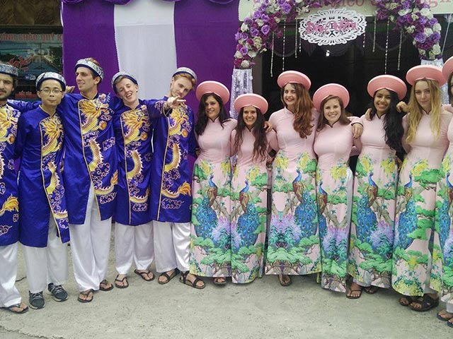 Dàn bê tráp toàn gái Tây diện áo dài truyền thống tươi như hoa náo loạn Hải Phòng