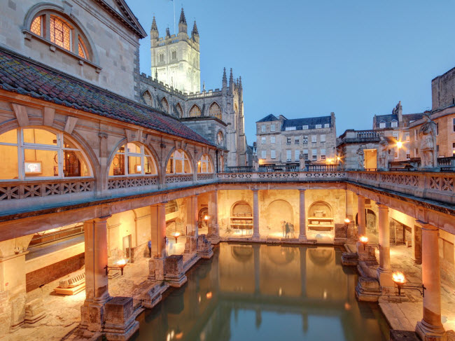 Bath, Anh: Thoát khỏi chuyện tình tan vỡ bằng cách khám phá thế giới trong các cuốn tiểu thuyết ưa thích của bạn tại thành phố Bath, Anh. Tại đây, du khách có thể tới quê hương của nữ nhà văn Jane Austen's và ở lại nơi bà đã từng sống.
