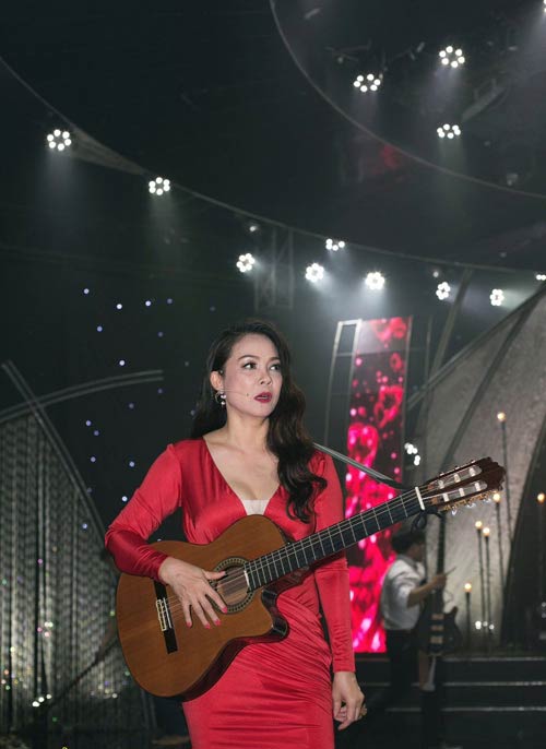 Vắng người yêu hot girl, Hồ Việt Trung tình tứ với Uyên Trang - 5