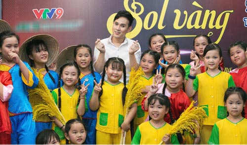 Vắng người yêu hot girl, Hồ Việt Trung tình tứ với Uyên Trang - 2