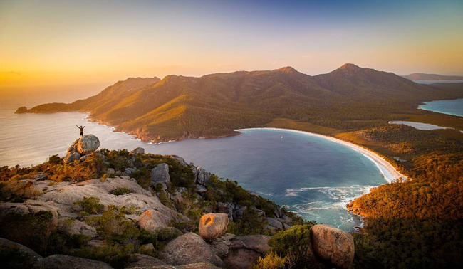 12. Vịnh biển hình ly rượu Wineglass: Vịnh biển xinh đẹp và yên bình này nằm trên bán đảo Tasmania, nơi có cảnh quan ngoạn mục nhất nước Úc. Dù là ngắm nhìn từ trên cao, hay lặn ngụp giữa làn nước xanh ngắt của vịnh, chắc chắn bạn sẽ có những bức ảnh để đời.

