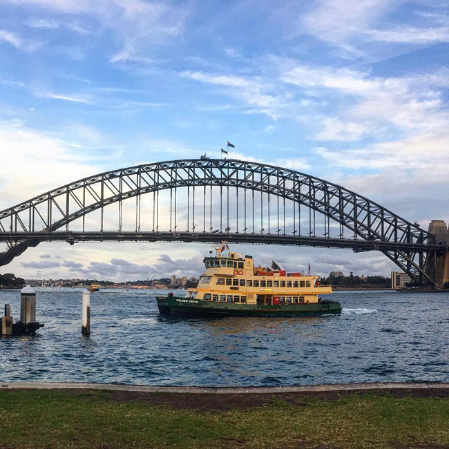 17. Vịnh Sydney: Đã đến Úc thì không thể không nhắc tới địa danh nổi tiếng này. Thay vì chụp hình từ bến Circular Quay hay nhà hát Opera House, hãy đi phà đến bến McMahons Point để có tầm nhìn tốt hơn và đỡ đông du khách hơn.
