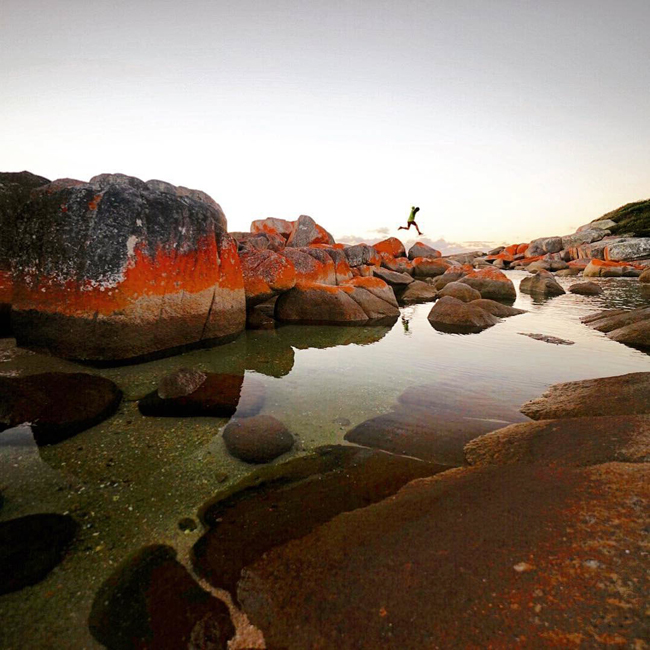 19. Vịnh lửa Bay of Fires: Bãi biển Bay of Fires thuộc Tasmania được tạo nên bởi những bờ cát trắng mịn, làn nước biển xanh lam trong vắt và những tảng đá đỏ granit kỳ dị sừng sững. Nơi đây đẹp nhất lúc hoàng hôn và bình minh, khi ánh nắng mặt trời tạo nên những cảnh sắc rực rỡ kỳ lạ, cơ hội tuyệt vời cho những bức ảnh ngoạn mục.
