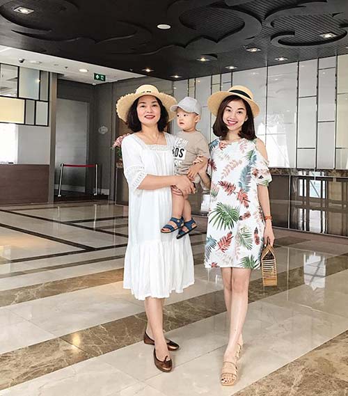 Ly Kute đi chơi cùng mẹ và con trai mà ai cũng ngỡ amp;#34;3 chị emamp;#34; - 1