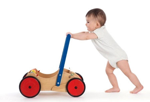 Trẻ biết đi sớm mẹ cứ ngỡ là phát triển tốt ai ngờ nguy hại sức khỏe vô cùng - 1