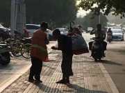 Tin tức - Nữ lao công chia sẻ bữa sáng với người ăn xin mù gây xúc động cộng đồng mạng