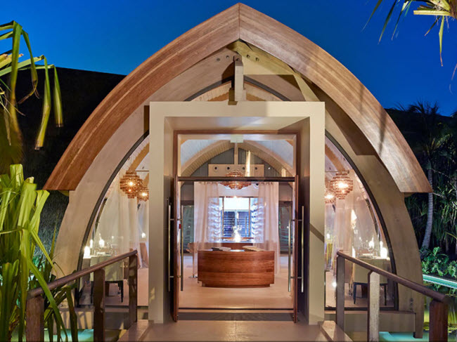 Khu nghỉ dưỡng Brando bao gồm 35 biệt thự trên bãi biển cát trắng. Biệt thự 1 phòng có giá 2.500 USD/đêm vào mùa thấp điểm và hơn 3.800 USD/đêm vào mùa cao điểm.
